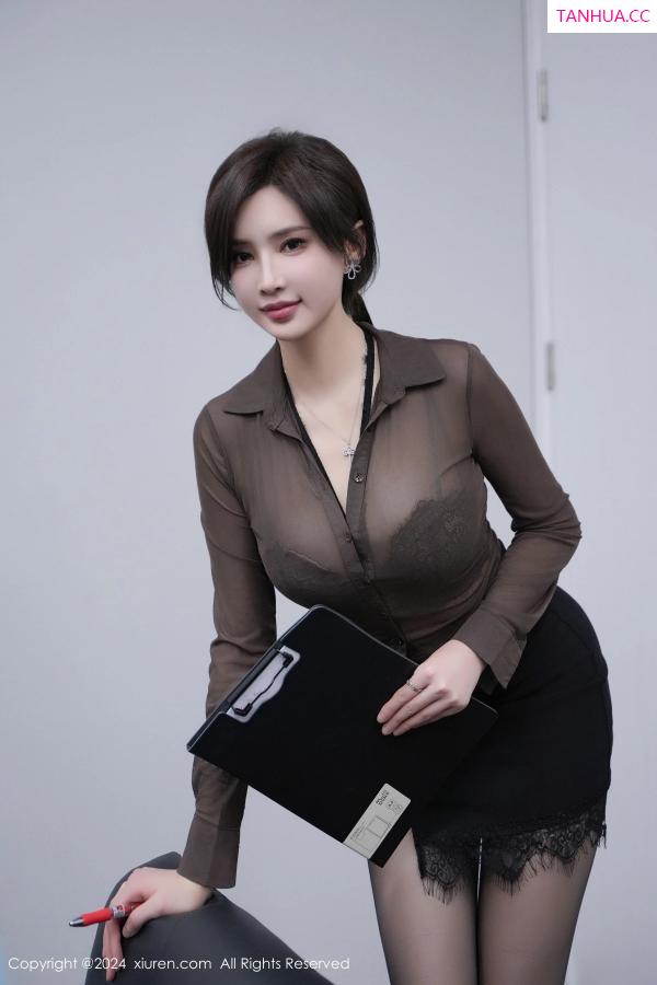 周妍希 奶瓶土肥圆 [XiuRen]高清写真图 2024.03.11 No.8211 Carol周妍希X 秘书角色第8张图片